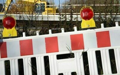 zdjęcie przedstawia szlaban zakazujacy wjazdu na drogę