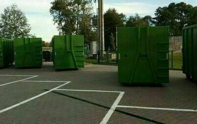 zdjęcie placu z pojemnikami na śmieci