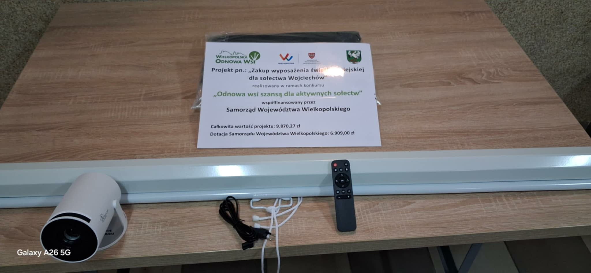 projektor_i_ekran_projekcyjny